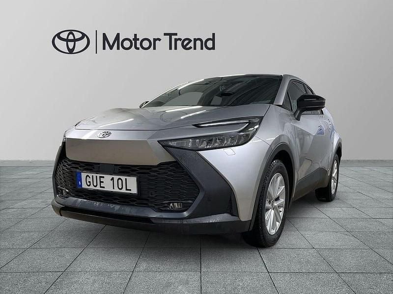 Silver Ny 2025 Toyota C-HR Style SUV | 375 000 kr (Marknadspris) - Bild 1/4