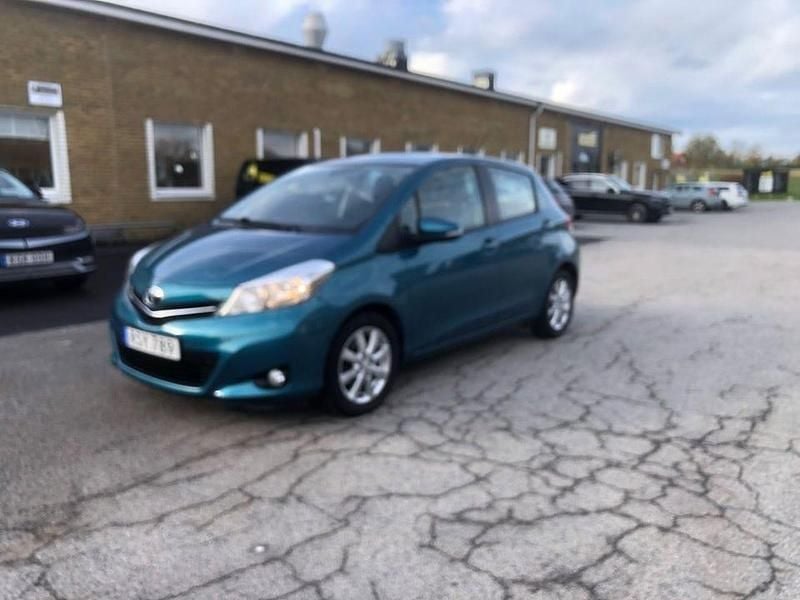 Blå Begagnad 2014 Toyota Yaris Multidrive S Halvkombi | 120 000 kr (Marknadspris) - Bild 1/4