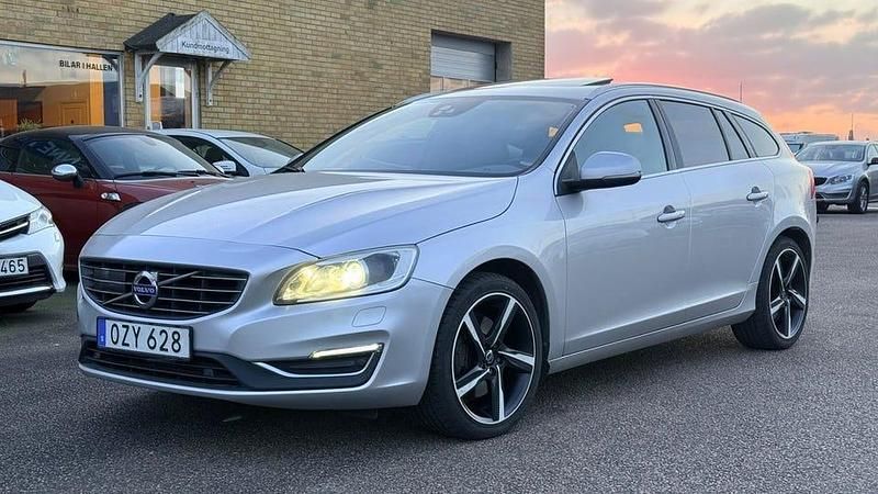 Silver Begagnad 2016 Volvo V60 Summum Kombi | 139 500 kr (Marknadspris) - Bild 1/4