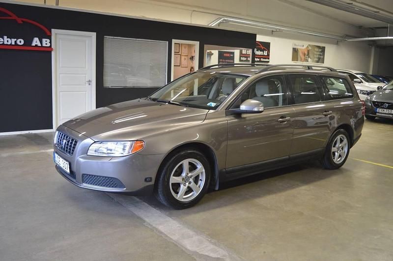 Grå Begagnad 2008 Volvo V70 Kombi | 84 900 kr (Marknadspris) - Bild 1/4
