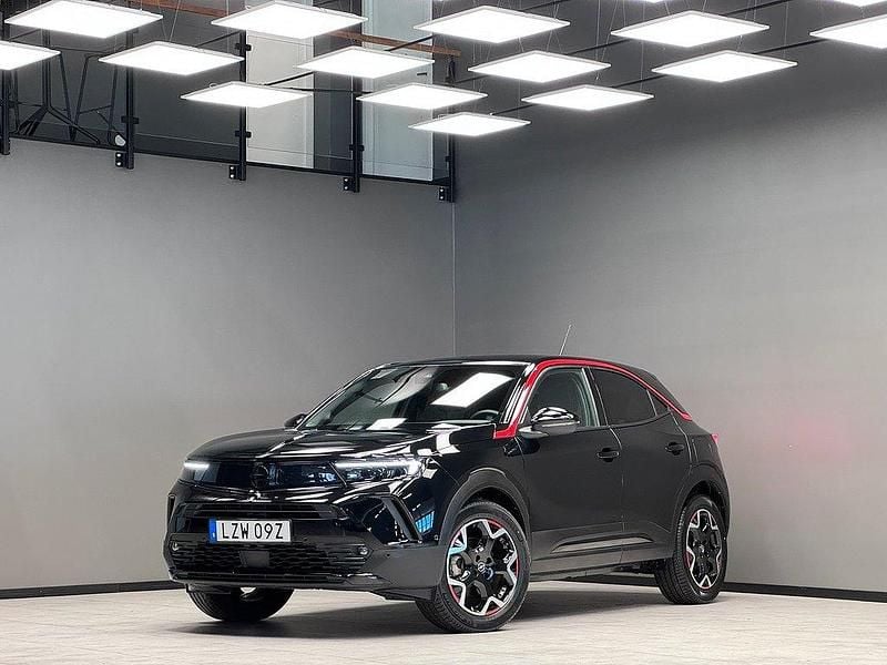 Svart Begagnad 2022 Opel Mokka-e GS Line SUV | 229 900 kr (Marknadspris) - Bild 1/3