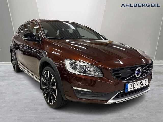 Brun Begagnad 2018 Volvo V60 CC Standard Kombi | 254 500 kr (Marknadspris) - Bild 1/3