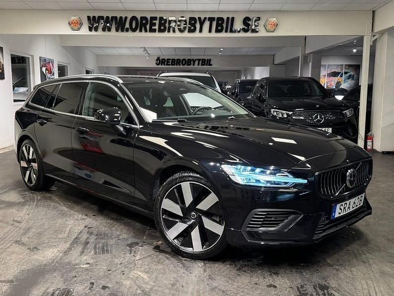 Svart Begagnad 2024 Volvo V60 Core Kombi | 428 900 kr (Marknadspris) - Bild 1/4