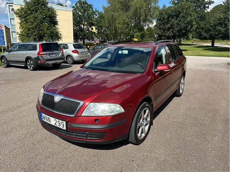 Röd Begagnad 2005 Skoda Octavia Kombi | 29 000 kr (Lite dyr) - Bild 1/4