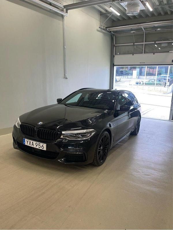 Svart Begagnad 2019 BMW 520 M Sport Kombi | 349 000 kr (Lite dyr) - Bild 1/4