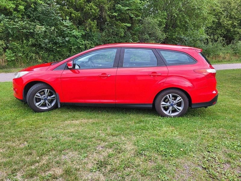 Röd Begagnad 2014 Ford Focus Kombi | 39 900 kr (Superpris) - Bild 1/4