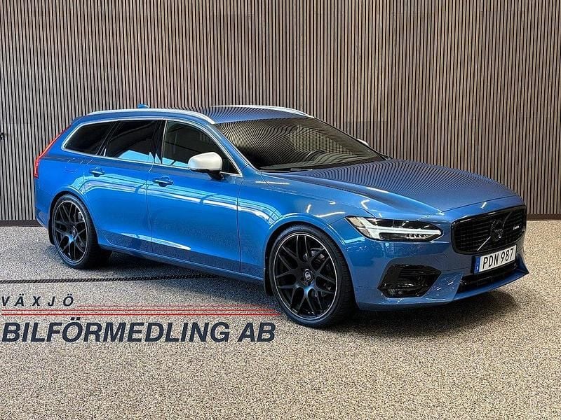 Blå (blåmetallic) Begagnad 2016 Volvo V90 R-Design Kombi | 299 900 kr (Marknadspris) - Bild 1/4