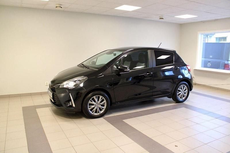 Svart Begagnad 2018 Toyota Yaris Active Halvkombi | 109 900 kr (Marknadspris) - Bild 1/4