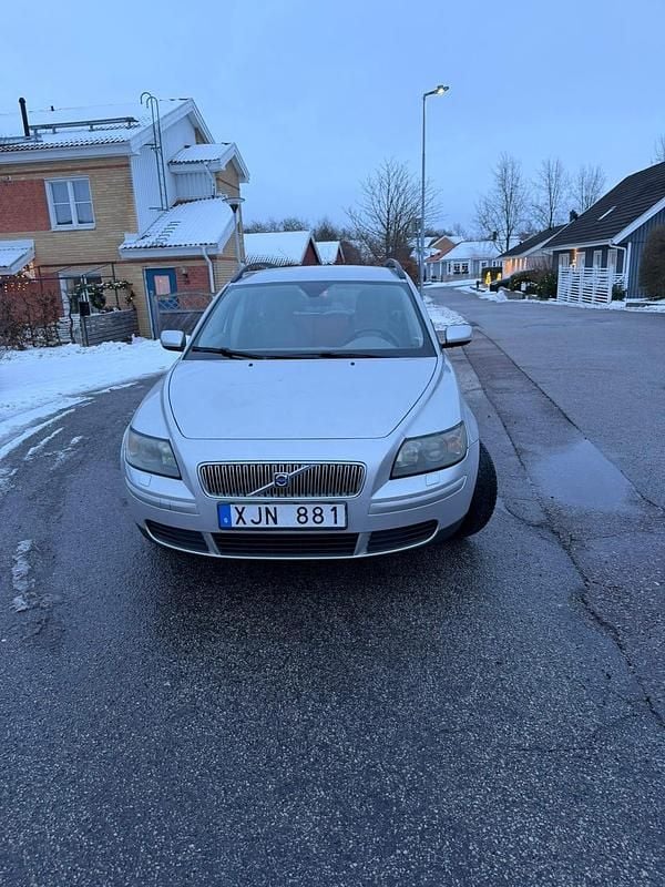 Grå Begagnad 2006 Volvo V50 Kombi | 37 500 kr (Marknadspris) - Bild 1/4