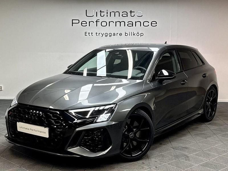 Grå Begagnad 2024 Audi RS3 Sportback Halvkombi | 595 000 kr (Marknadspris) - Bild 1/4