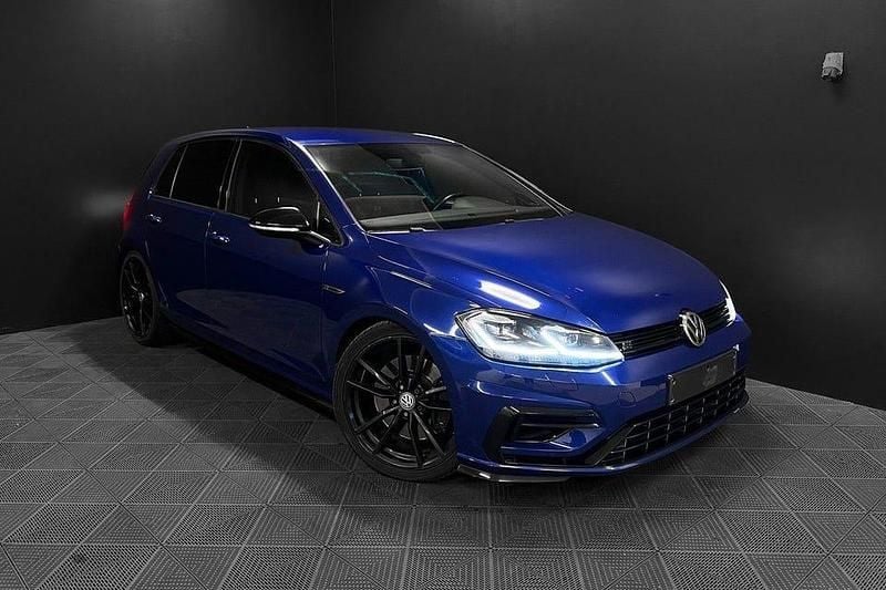 Blå Begagnad 2017 VW Golf VII R Halvkombi | 309 700 kr - Bild 1/4