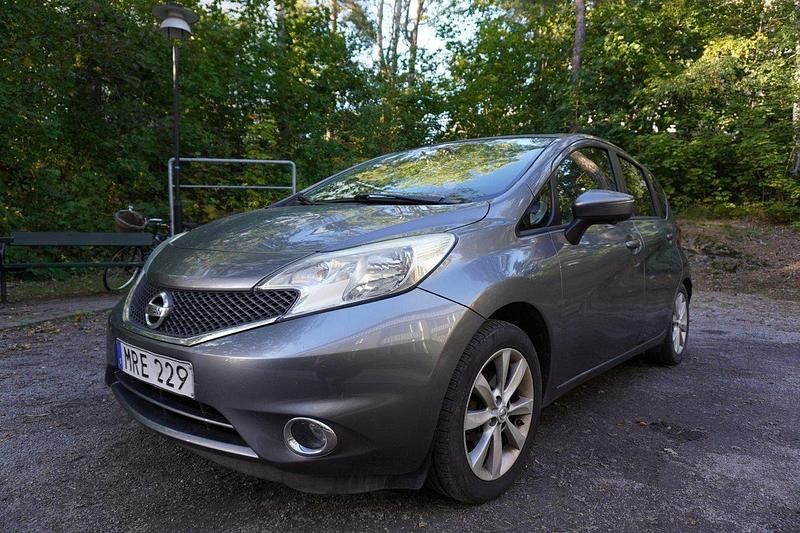 Grå Begagnad 2015 Nissan Note 360º Minibuss | 64 900 kr (Marknadspris) - Bild 1/4