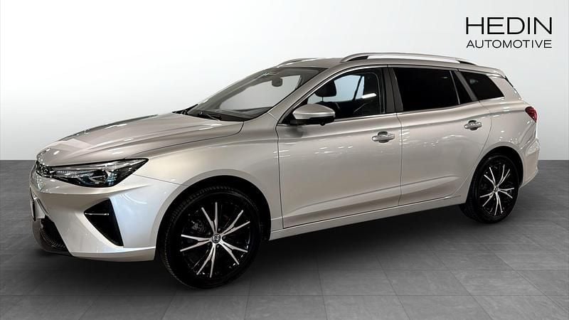 Grå (silver) Begagnad 2022 MG MG5 EV Kombi | 219 900 kr (Marknadspris) - Bild 1/4