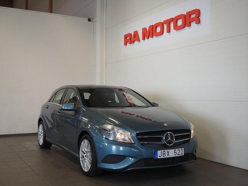 Ljusblå Begagnad 2013 Mercedes A180 Style Halvkombi | 119 900 kr (Marknadspris) - Bild 1/3