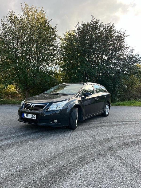 Svart Begagnad 2010 Toyota Avensis Kombi | 34 900 kr (Bra pris) - Bild 1/4