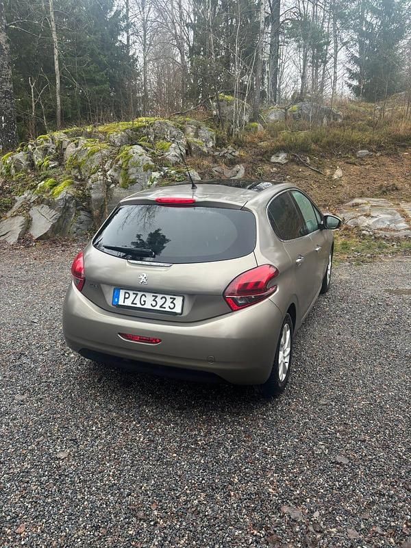 Begagnad Peugeot 208 82 HK (60 kW) 2015 Halvkombi