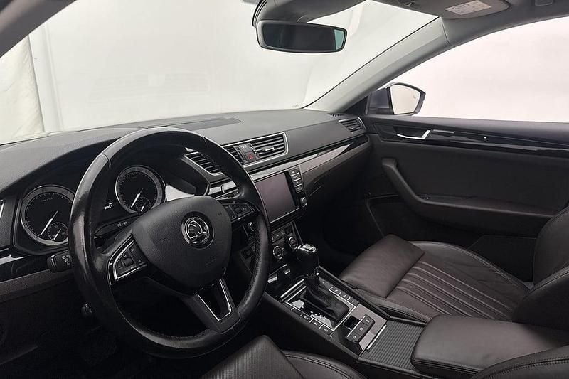 Grå Begagnad 2016 Skoda Superb | 189 800 kr - Bild 1/2