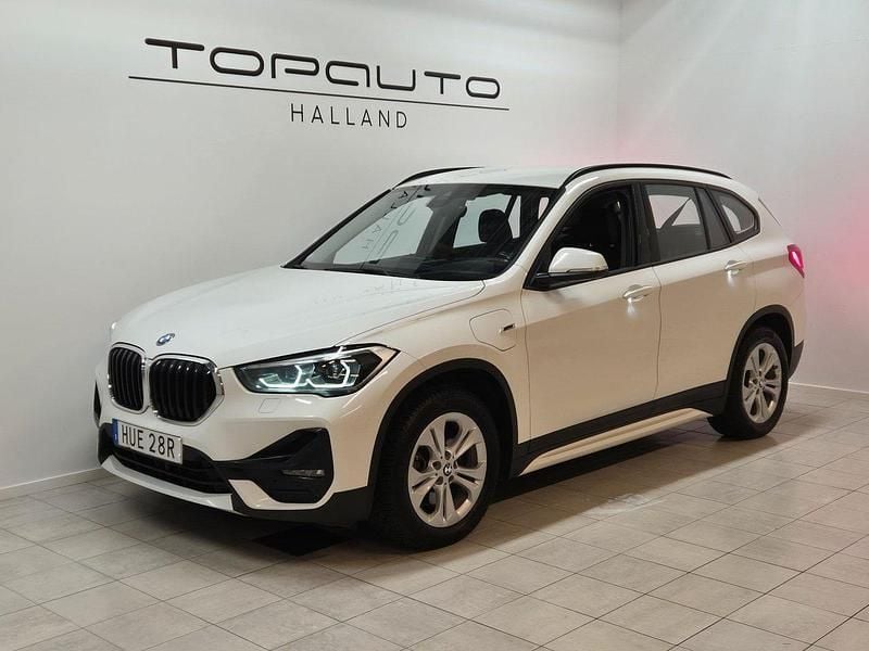 Vit Begagnad 2022 BMW X1 SUV | 239 800 kr (Bra pris) - Bild 1/4