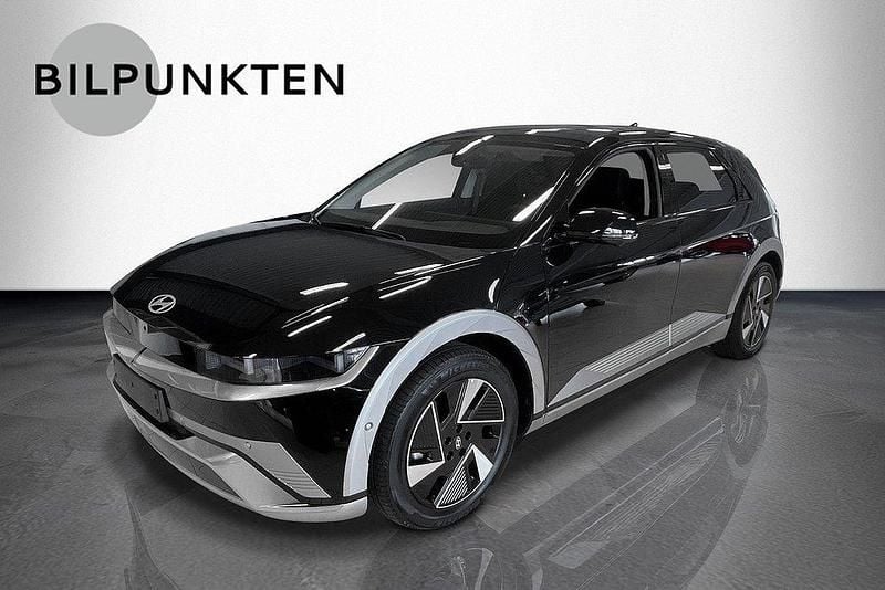 Svart Ny 2025 Hyundai Ioniq 5 Advanced SUV | 693 600 kr (Marknadspris) - Bild 1/4