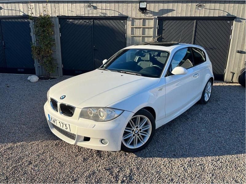 Vit Begagnad 2009 BMW 120 M Sport Halvkombi | 99 000 kr (Marknadspris) - Bild 1/4
