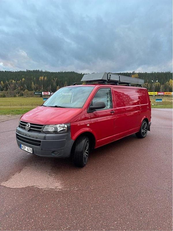 Röd Begagnad 2013 VW T5 Van | 80 000 kr (Superpris) - Bild 1/4