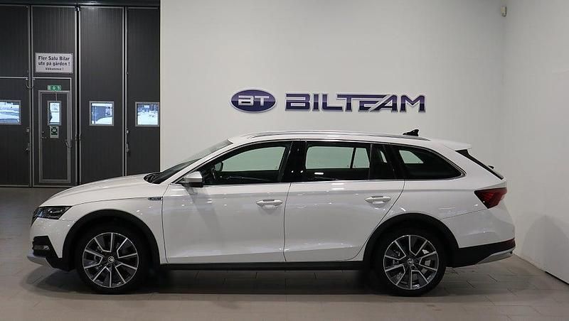 Begagnad Skoda Octavia Scout 150 HK (110 kW) 2022 Candy white Kombi