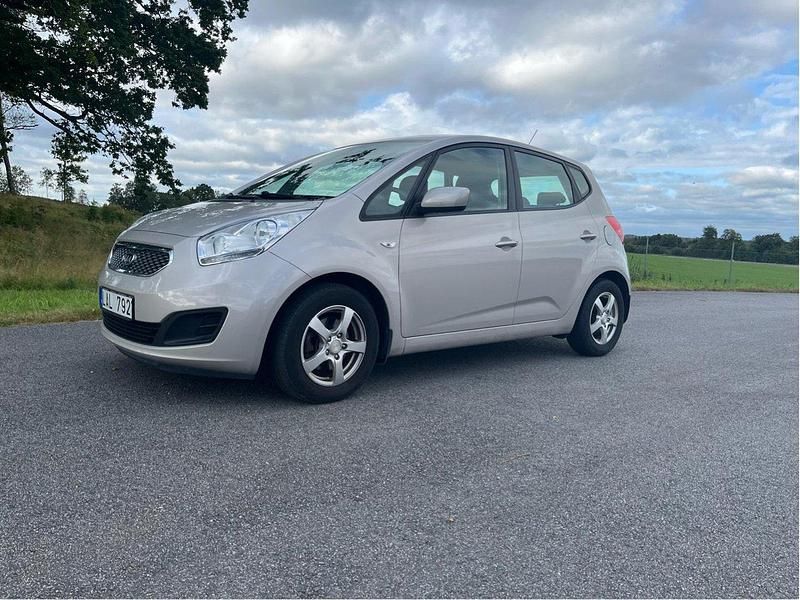 Silver Begagnad 2011 Kia Venga Halvkombi | 48 000 kr (Bra pris) - Bild 1/4