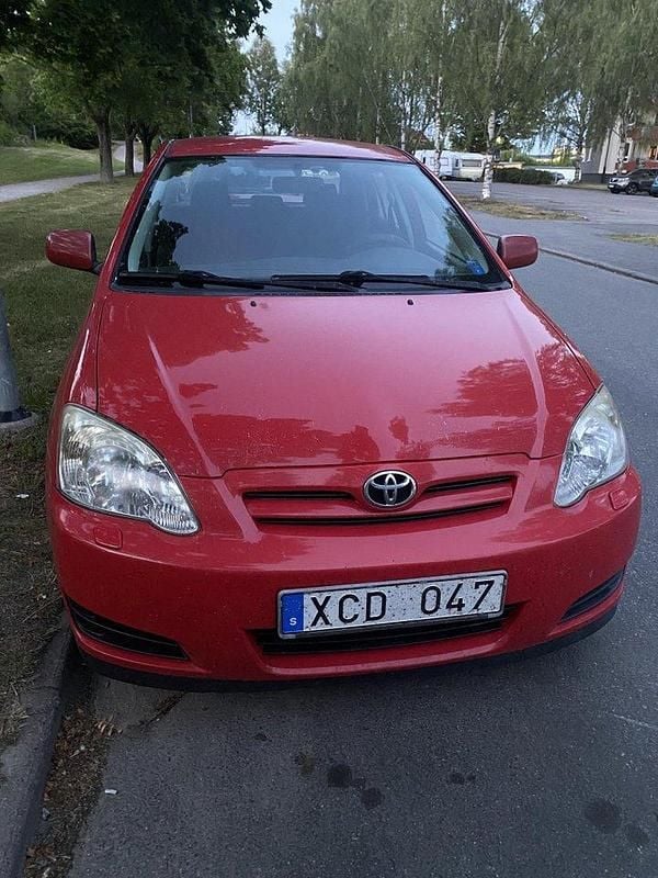 Röd Begagnad 2005 Toyota Corolla Halvkombi | 35 000 kr (Marknadspris) - Bild 1/4