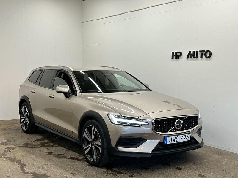 Ljusgrå Begagnad 2023 Volvo V60 CC Core Kombi | 392 000 kr (Marknadspris) - Bild 1/4