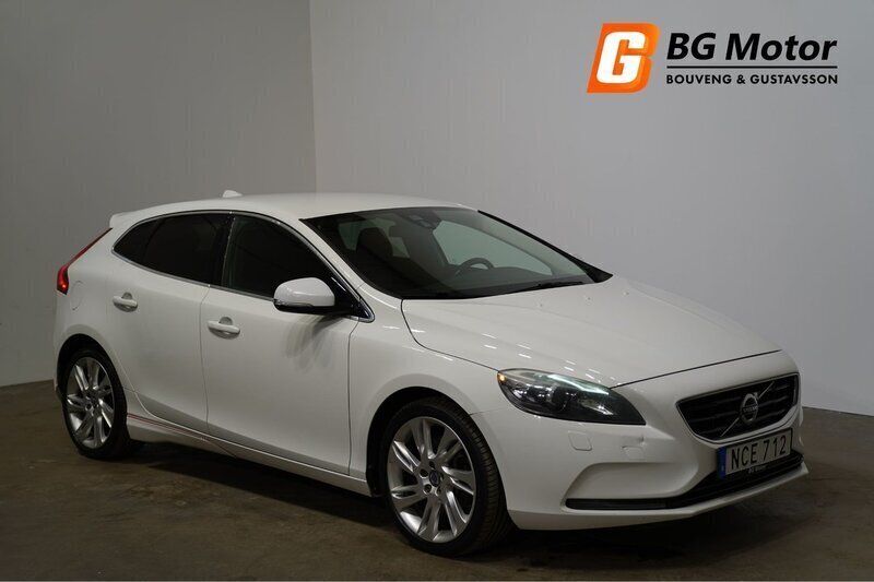 Vit Begagnad 2012 Volvo V40 Momentum Kombi | 119 800 kr (Marknadspris) - Bild 1/3