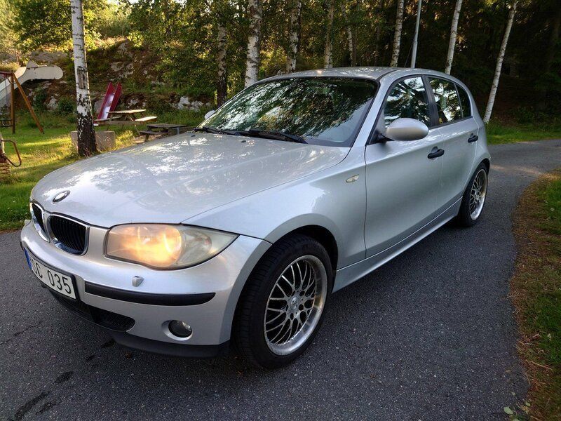Grå Begagnad 2006 BMW 116 Advantage Halvkombi | 24 900 kr (Marknadspris) - Bild 1/4