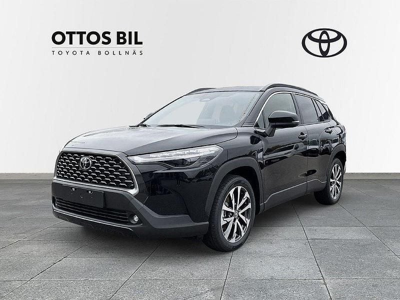 Svart Ny 2025 Toyota Corolla Cross Style SUV | 409 500 kr (Marknadspris) - Bild 1/4