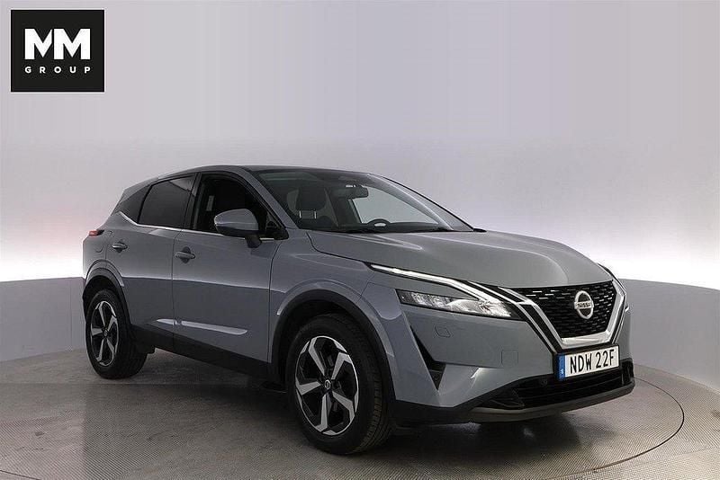 Ljusgrå (ceramic grey /pearl/ / black) Begagnad 2022 Nissan Qashqai 360º SUV | 259 900 kr (Marknadspris) - Bild 1/4
