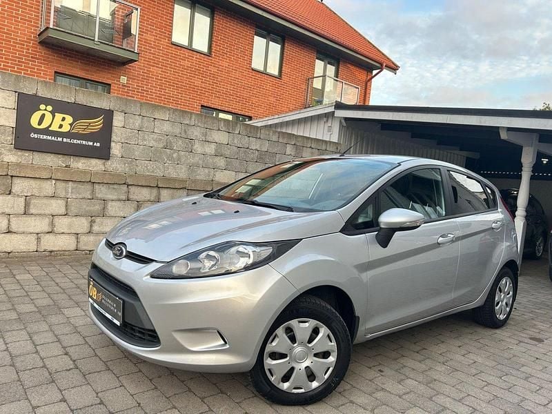 Grå Begagnad 2010 Ford Fiesta Trend Halvkombi | 59 500 kr (Lite dyr) - Bild 1/4
