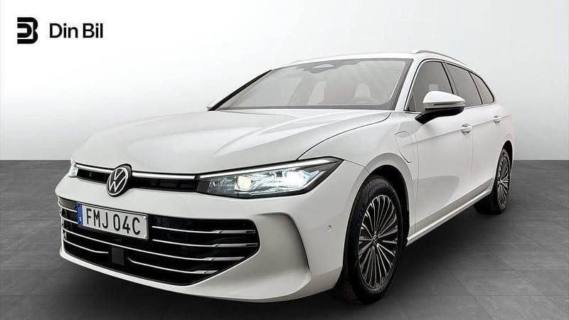 Pure white Begagnad 2024 VW Passat Elegance Kombi | 439 900 kr (Marknadspris) - Bild 1/4