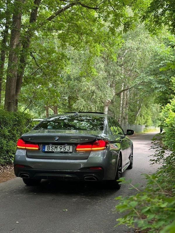 Blå Begagnad 2022 BMW 530 M Sport Sedan | 459 500 kr (Marknadspris) - Bild 1/2