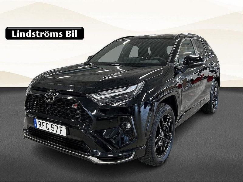 Svart Begagnad 2024 Toyota RAV4 Hybrid Sport SUV | 559 900 kr (Marknadspris) - Bild 1/3