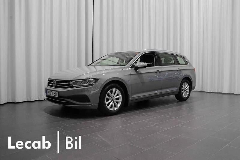 Grå (moonstone grey) Begagnad 2024 VW Passat Business Kombi | 289 500 kr (Bra pris) - Bild 1/4