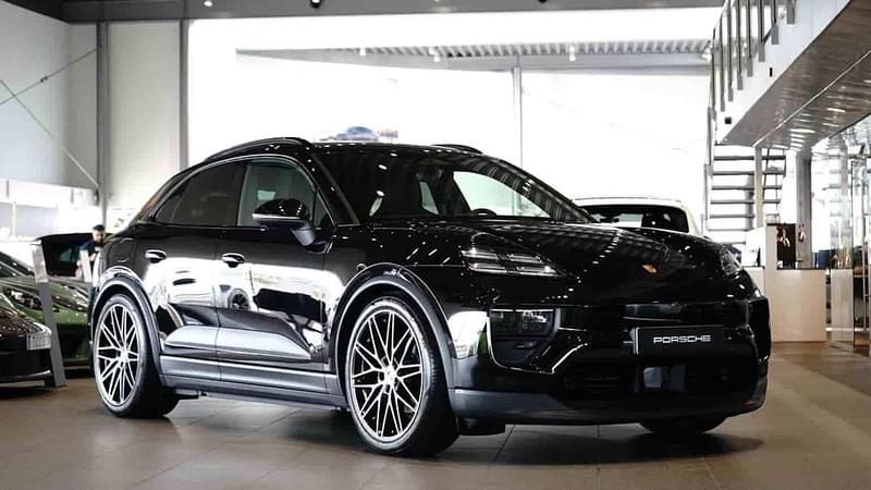 Svart Ny 2025 Porsche Macan 4 Electric SUV | 1 139 000 kr - Bild 1/1