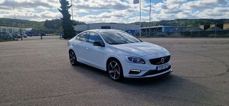 Vit Begagnad 2016 Volvo S60 R-Design Sedan | 180 000 kr (Marknadspris) - Bild 1/4