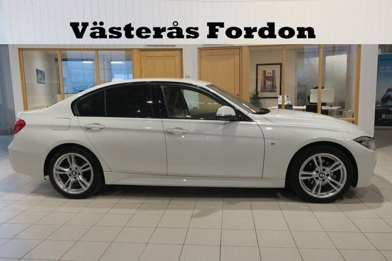Vit Begagnad 2016 BMW 320 M Sport Sedan | 189 900 kr (Marknadspris) - Bild 1/4