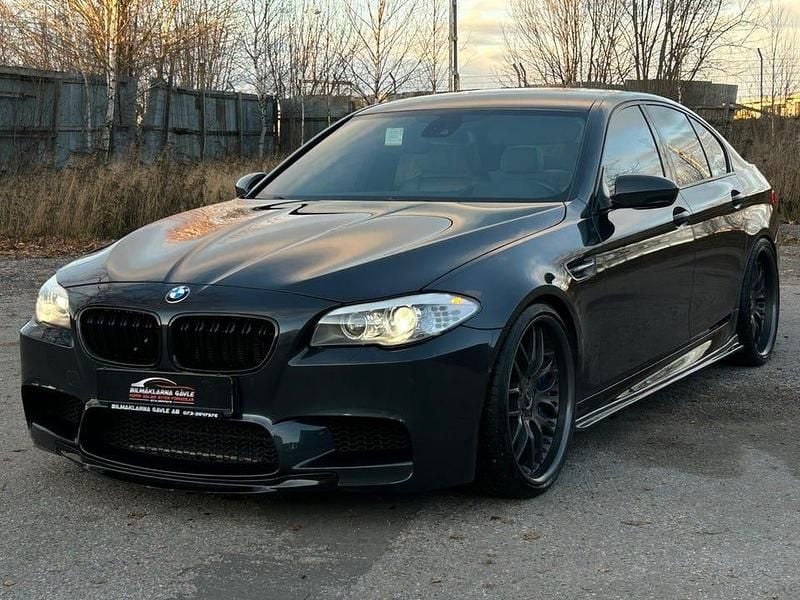 Mörkgrå Begagnad 2012 BMW M5 Shadowline Sedan | 399 900 kr (Marknadspris) - Bild 1/4