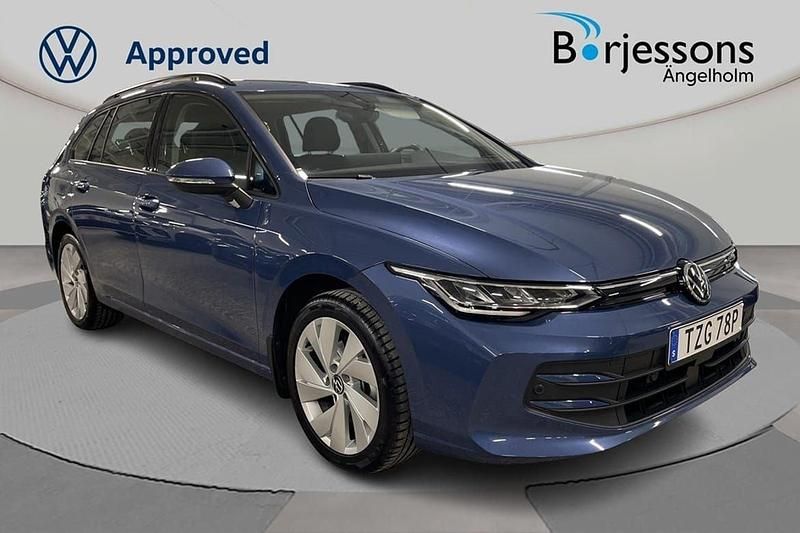 Mörkblå Begagnad 2024 VW Golf VIII Life Kombi | 309 000 kr (Marknadspris) - Bild 1/4