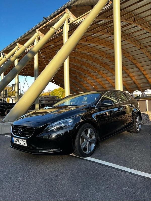 Svart Begagnad 2016 Volvo V40 Kombi | 145 000 kr (Marknadspris) - Bild 1/4