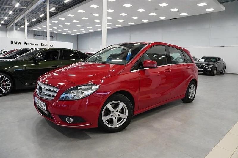 Röd Begagnad 2014 Mercedes 180 Sedan | 109 900 kr - Bild 1/4