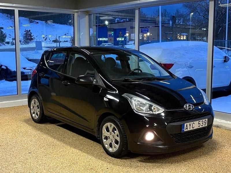 Svart Begagnad 2013 Hyundai i10 Halvkombi | 52 900 kr (Marknadspris) - Bild 1/4