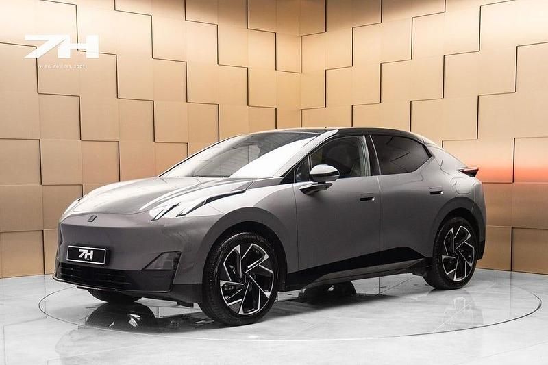 Grå Begagnad 2025 Lynk & Co 02 SUV | 418 900 kr (Marknadspris) - Bild 1/4