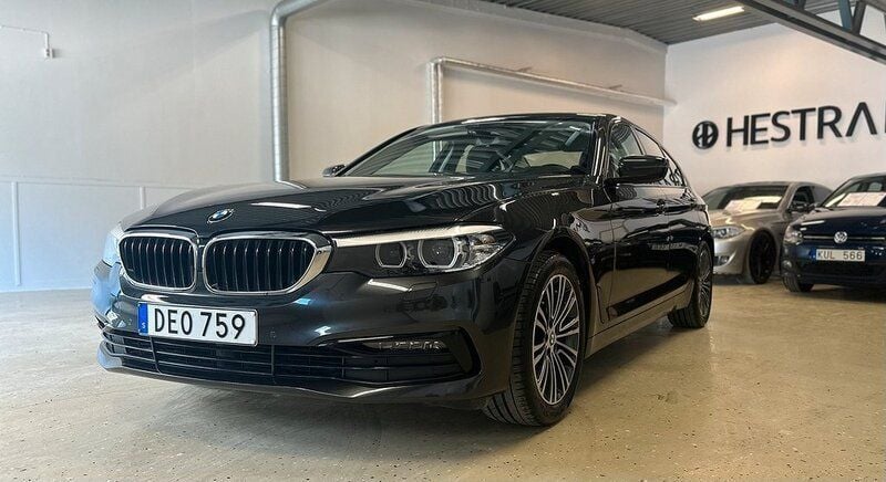 Grå Begagnad 2019 BMW 520 Sport Line Sedan | 339 900 kr (Superpris) - Bild 1/4