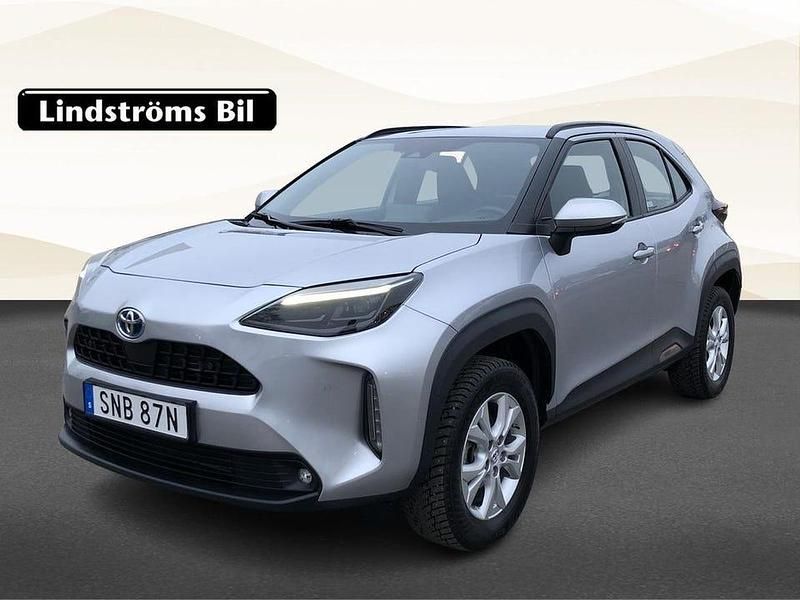 Silver Begagnad 2023 Toyota Yaris Hybrid Active SUV | 289 000 kr (Lite dyr) - Bild 1/3