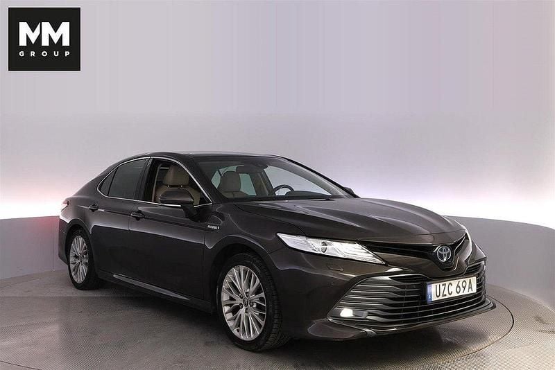 Mörkbrun (mbrun) Begagnad 2019 Toyota Camry Hybrid Executive Sedan | 239 900 kr - Bild 1/4